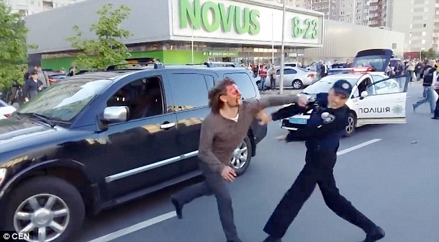 VIDEO/ Ish-kampioni i mundjes rreh shtatë policë