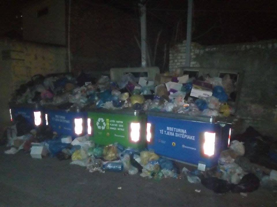 FOTO/Plehrat përmbysin një rrugë në mes të Tiranë