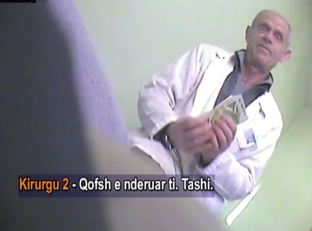 I morën 20 mijë lekë pacientit, procedohen tre mjekët