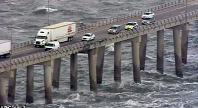 VIDEO & FOTO GALERI/ Kamionin e merr era mbi urë, helikopteri nxjerr shoferi por…