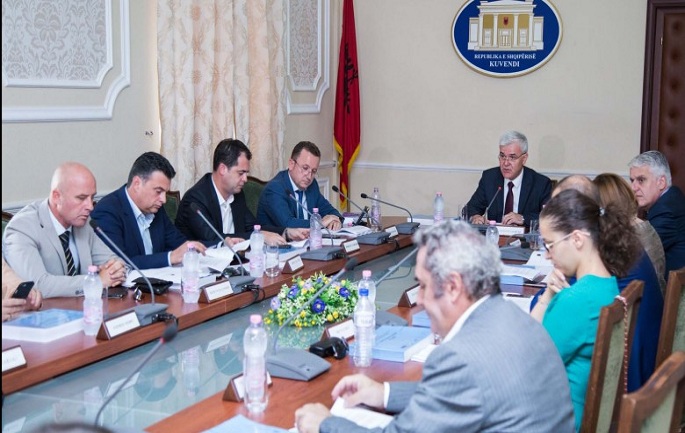 Mazhoranca voton draftin e Reformës në Drejtësi pa praninë e opozitës
