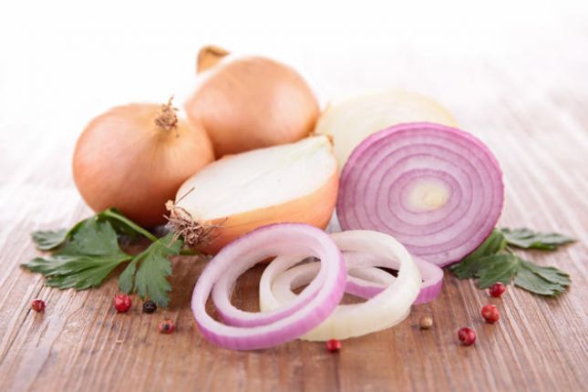 Shqiptarët thyejnë rekord! Të dytët në botë për konsumin e qepës