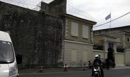 Korfuz, qeni zbulon tentativën për arratisjen e 25 të dënuarve me burg të përjetshëm