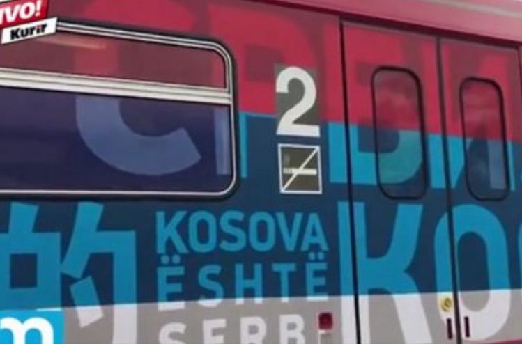 VIDEO/ Serbia provokon, treni për në Mitrovicë shkruan “Kosova është Serbi”