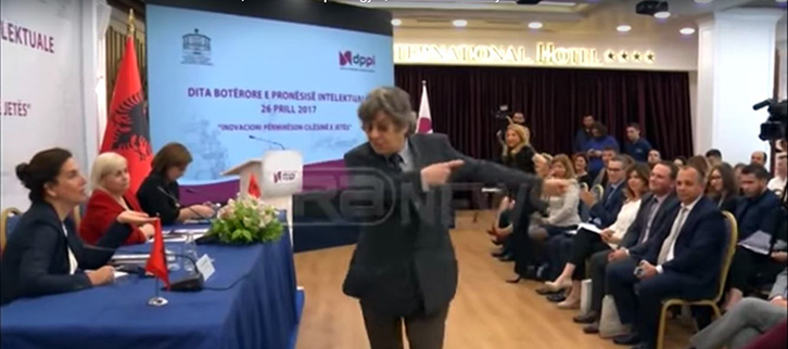 VIDEO/ Aleksandër Lalo kritik për ligjin, revoltohet dhe injoron takimin me tre ministret: Po iki se do të gatuaj