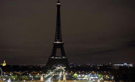 FOTO LAJM/ Kulla Eiffel fik dritat në shenjë zie për 129 viktimat