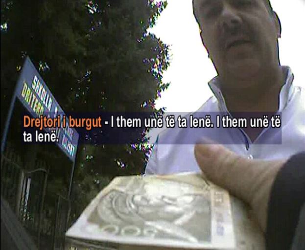 VIDEO/ “Fiks Fare”, skandali në burgun e Korçës, ish-drejtori i shkarkuar sot, favore në këmbim të parave