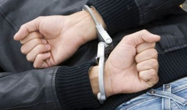 E lidh me litar në pyll adoleshentin dhe i vjedh celularin, arrestohet 41-vjeçari