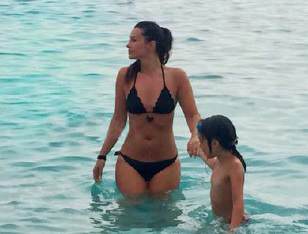 FOTO/ Zhvishet Laura Vorpsi, super seksi në brigjet e jugut