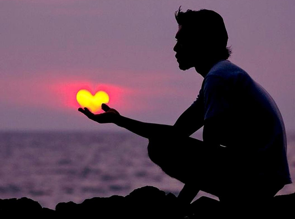 Meshkujt më romantikë, bien më lehtë në dashuri me shikim të parë