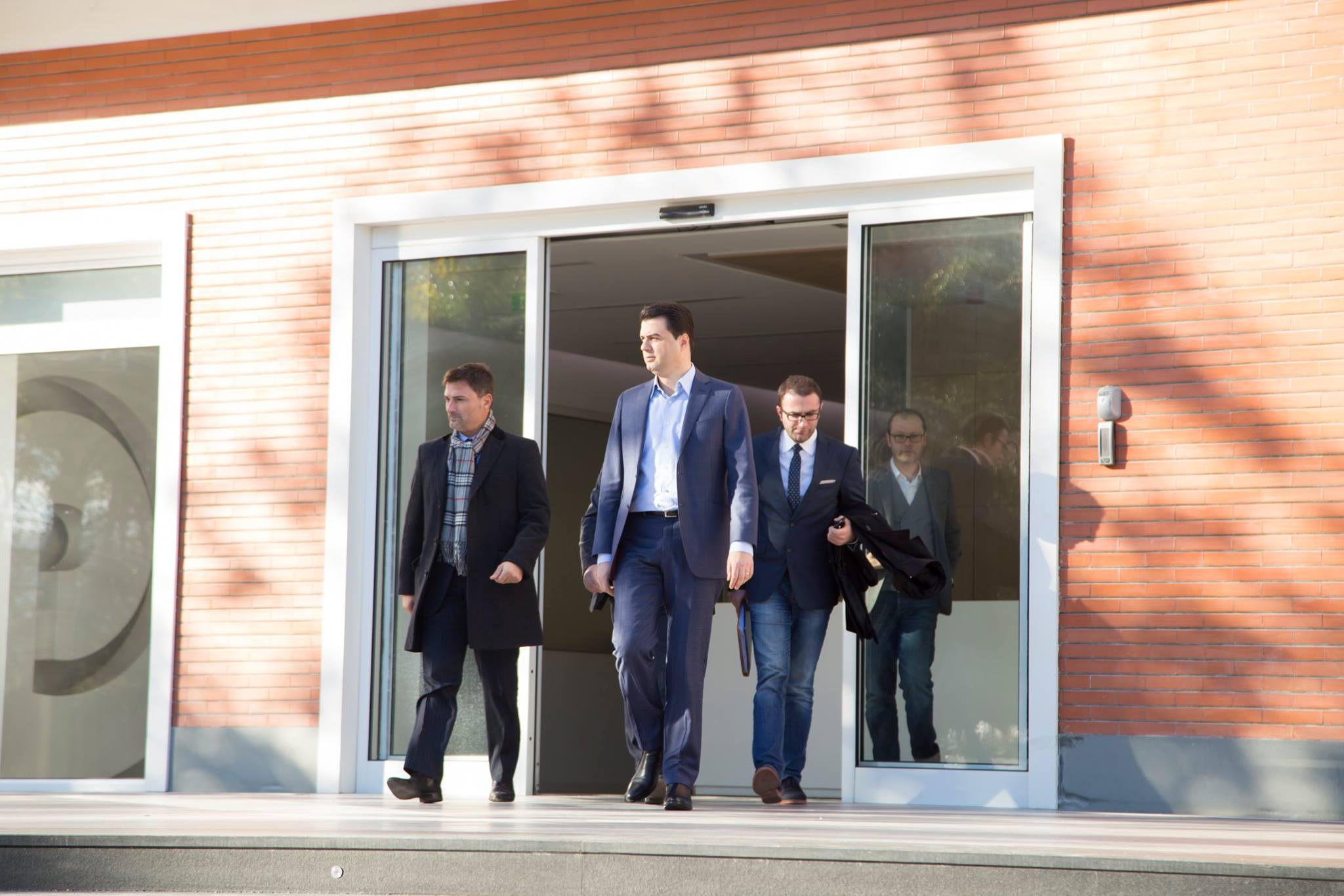 Opozita drejt qëndrimit të kushtëzuar ndaj Parlamentit