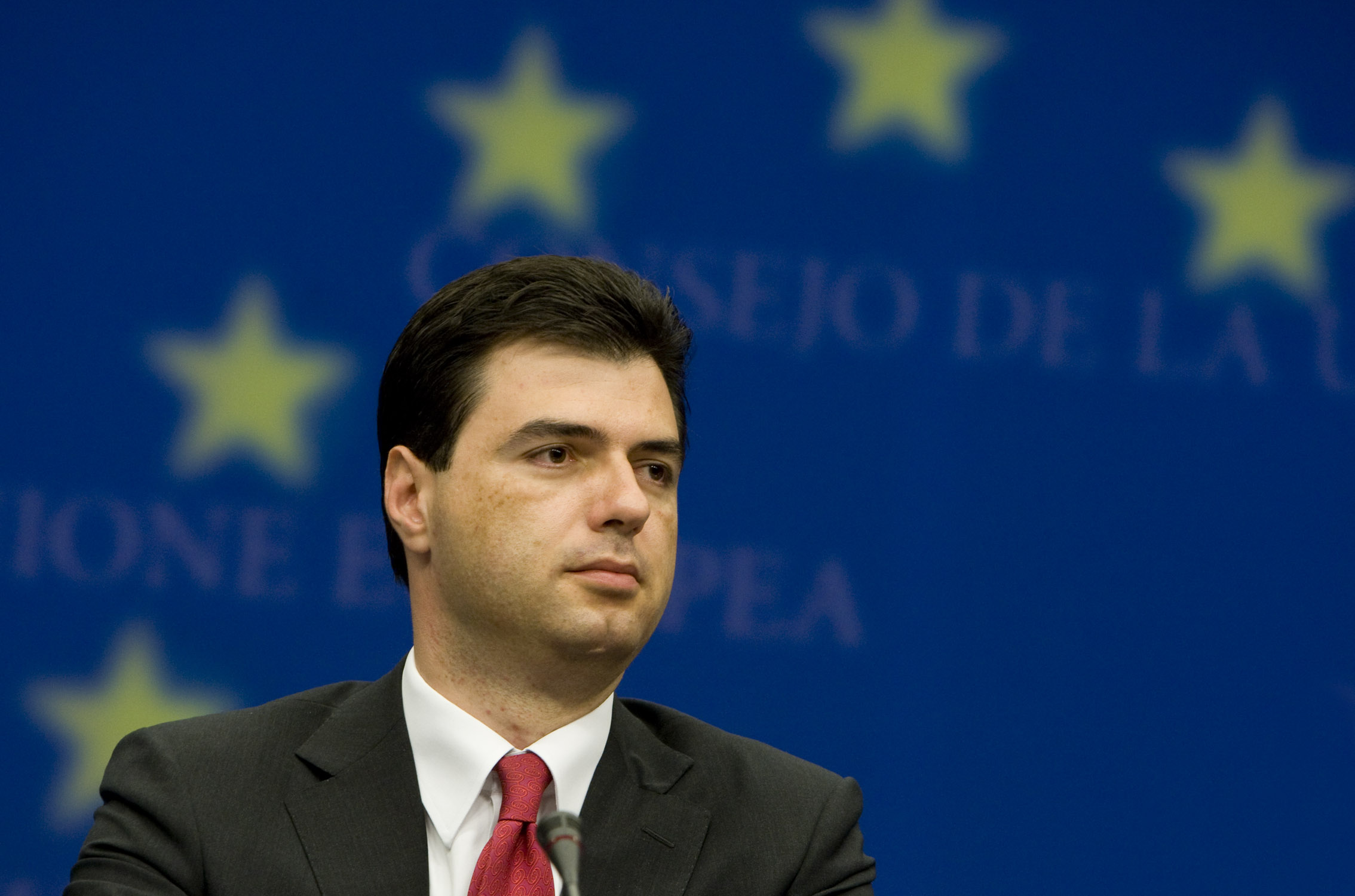 Basha, ngushëllon familjet e viktimave: Lutjet tona janë me mbarë popullin francez