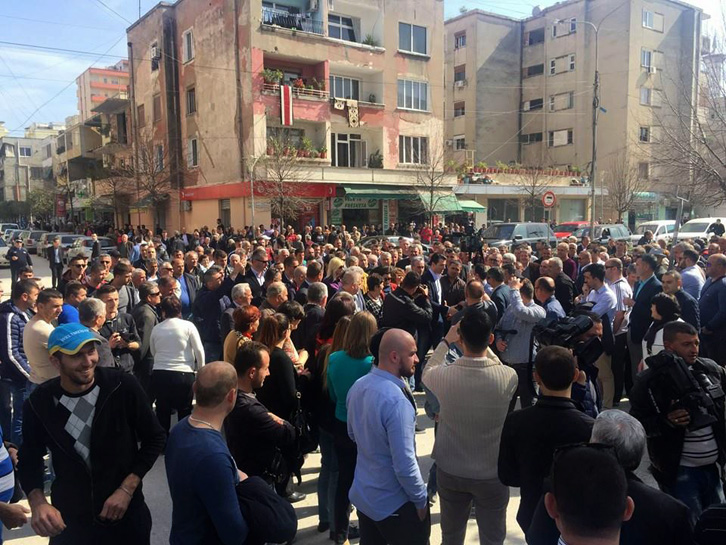 FOTO/ Në Fier lypin dhjamë e kocka, në Tiranë Rama flet për rezultate impresionuese në fund të vitit