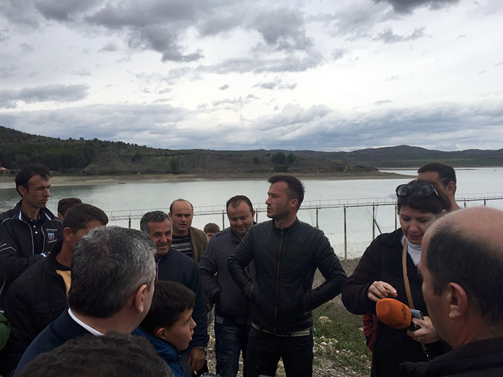 FOTO/ Lushnje, kryeministri “dhuratë” një rezervuar me ujë të kripur, banorët në protestë për talljen