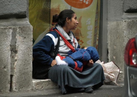 Pse foshnja në duart e lypëses nuk qan asnjëherë?