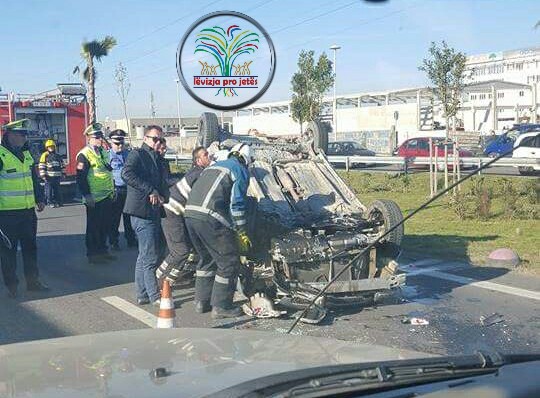 FOTO/Përmbysje e çuditshme e makinës në autostradë, bllokohet qarkullimi