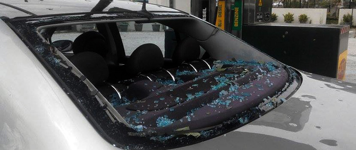 Tiranë, thyhen natën xhamat e 30 makinave të parkuar tek Unaza e Re