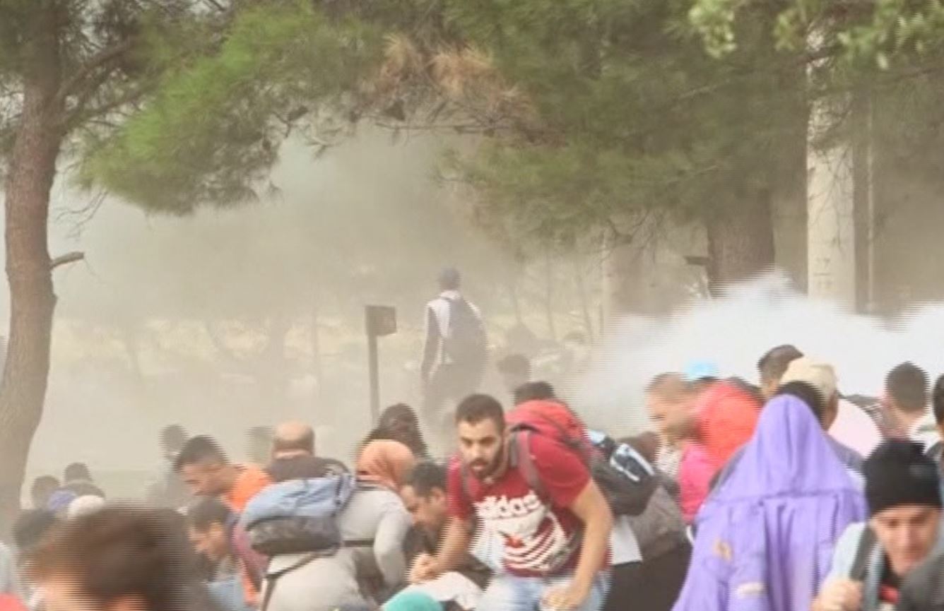 VIDEO/ Maqedonia  përdor gaz lotsjellës për të shpërndarë emigrantët, 8 të plagosur