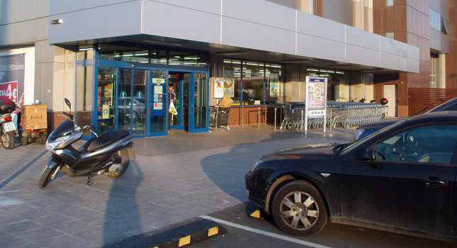 Greqi, shqiptari tenton grabitjen  e supermarketit me pistoletë lodër