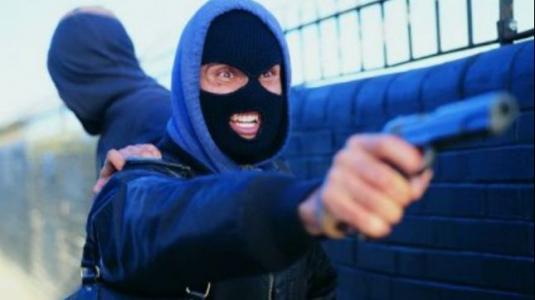 Fier, maskat përleshen me kambistin, i rrëmbejnë 80 milionë lekë pasi e plagosin