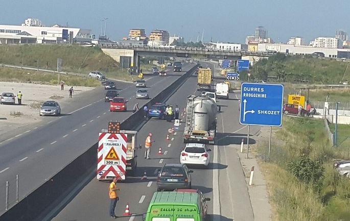 Vetëhidhet nga mbikalimi, shpëton mrekullisht 19 vjeçarja