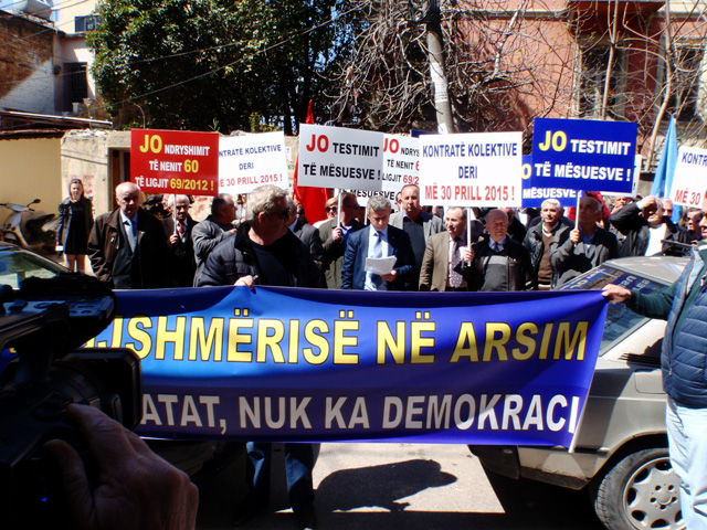 Mësuesit pa shpërblim edhe për këtë fundvit, paralajmërojnë fillimin e grevës