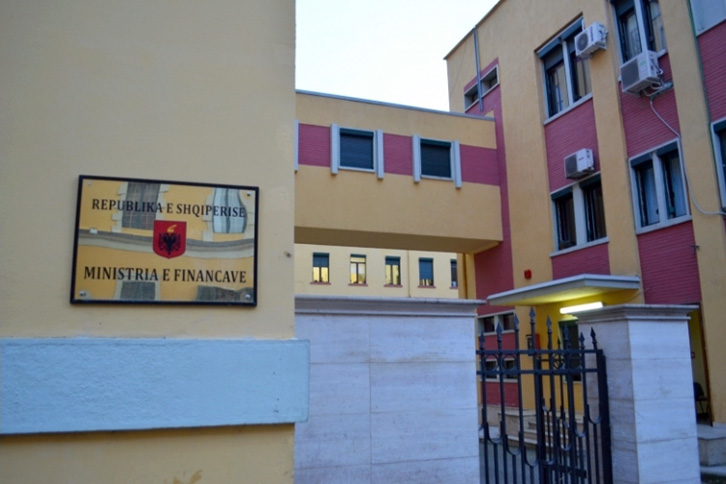 Inspektorët e kazinove, tatimeve e doganave “bëjnë vezën e kuqe”, ministria e Financave parashikon shpërblim