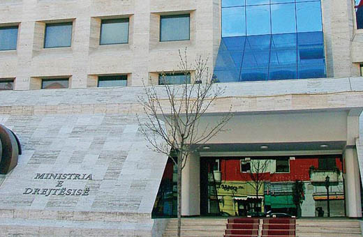 Rama firmos për ministrin e ri të Drejtësisë pas shkarkimit të Manjanit