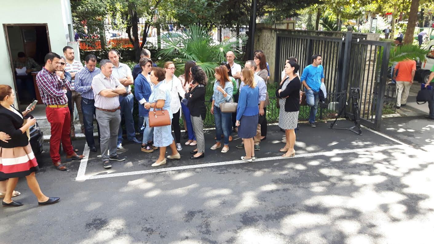 Mjekët e maternitetit dalin para gjykatës, kolegët protestë në mbështetje të tyre