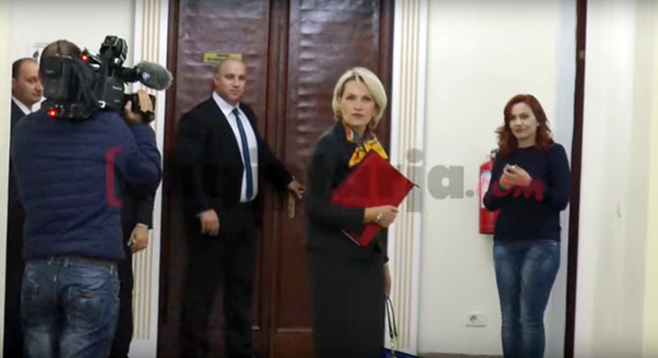 VIDEO/ Kameramani ngacmon ministren: O sa e mirë je! Ja përgjigjja e Mimi Kodhelit