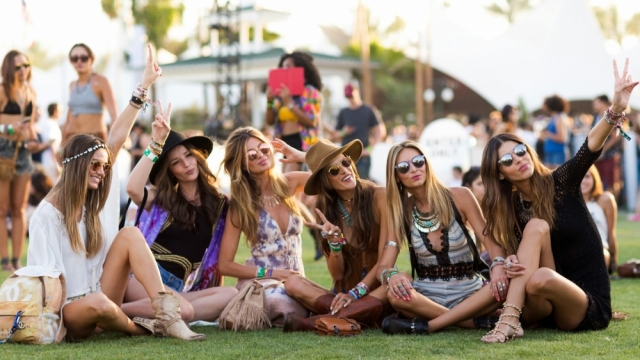 FOTO GALERI/ Si të visheni në ditët e nxehta të verës