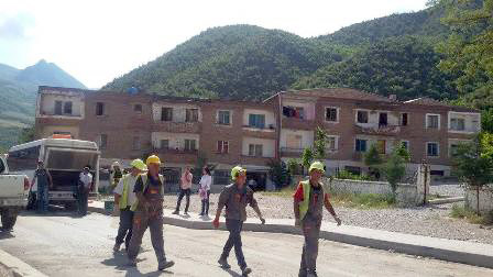 Moglicë, shembet tuneli, zë brenda dy punëtorë turq