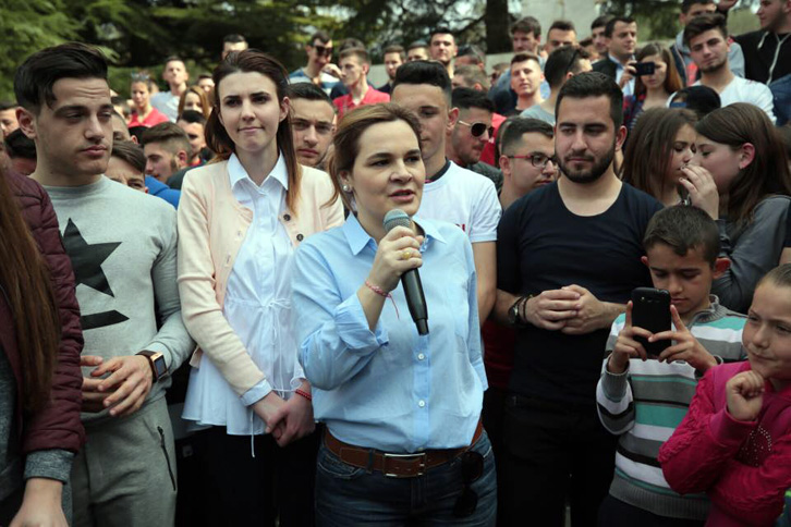 Monika Kryemadhi replikon me Lindita Nikollan: Ministrat ikin e vijnë