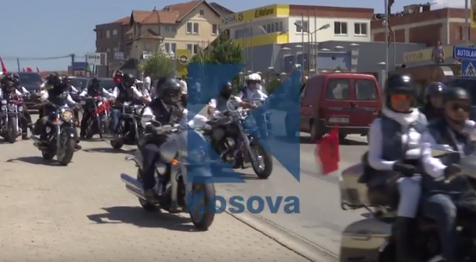 VIDEO/ Myrtezai me 40 motorë nga Gjilani – për të marrë nusen në Fushë Kosovë