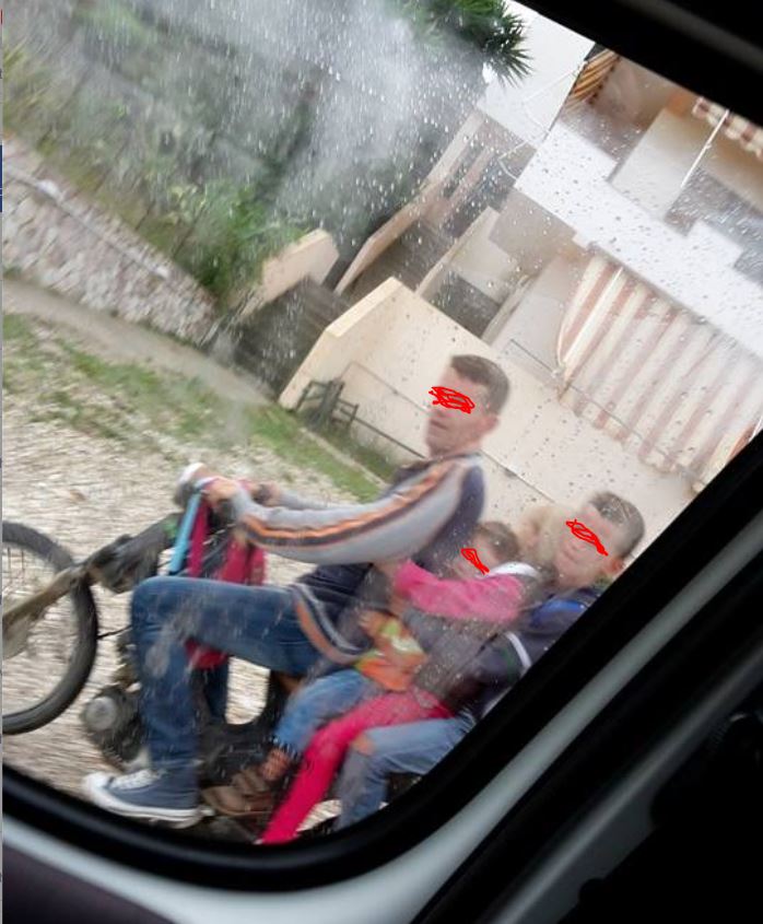 FOTOLAJM/Katër veta në motor, ja si dërgohen fëmijët në shkollë