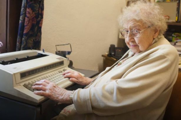 Sekretarja 99 vjeçe feston 80 vjetorin në të njëjtin vend pune