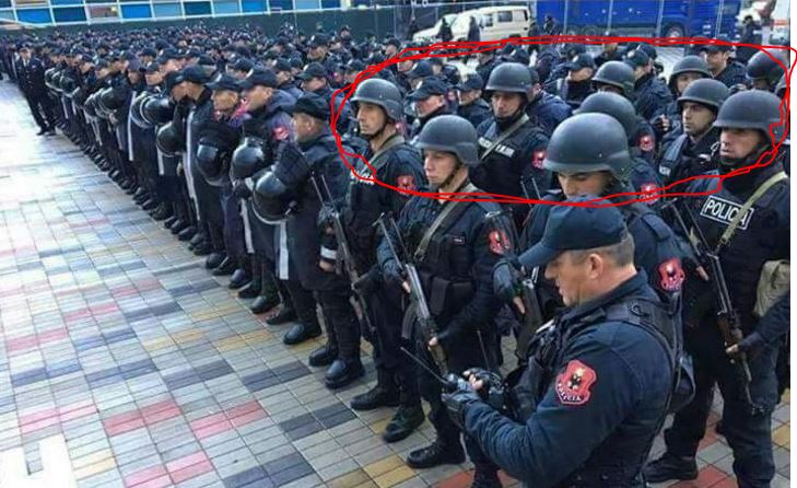 FOTOLAJM/Police te veshur si gjermane para ndeshjes me Izraelin