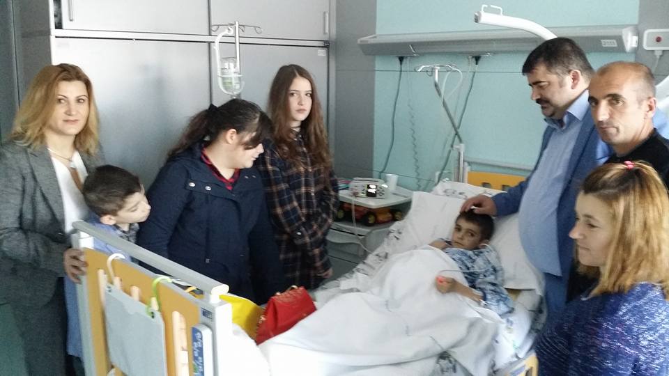 FOTO/Deputeti Ndocaj viziton vogëlushin e sëmurë Kristi Maze në Bergamo