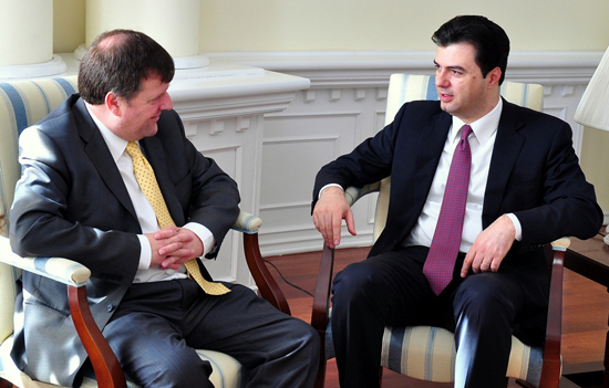 Ambasadori britanik Nicholas Cannon te PD, takon Lulzim Bashën