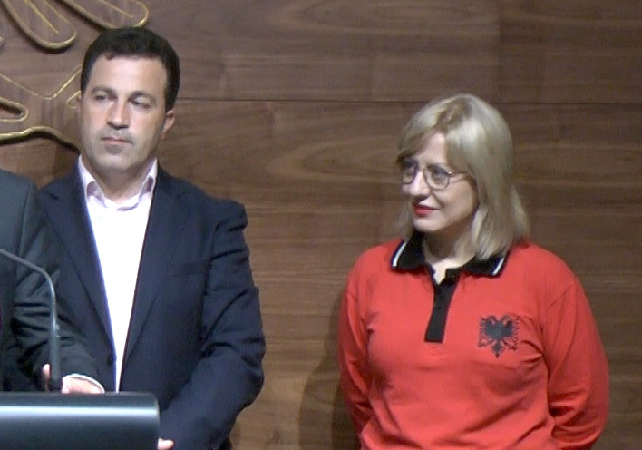 Kartolina e gjimnazistëve: Znj. Lindita dhe Z. Niko, faleminderit që na keni lënë jashtë vëmendjes