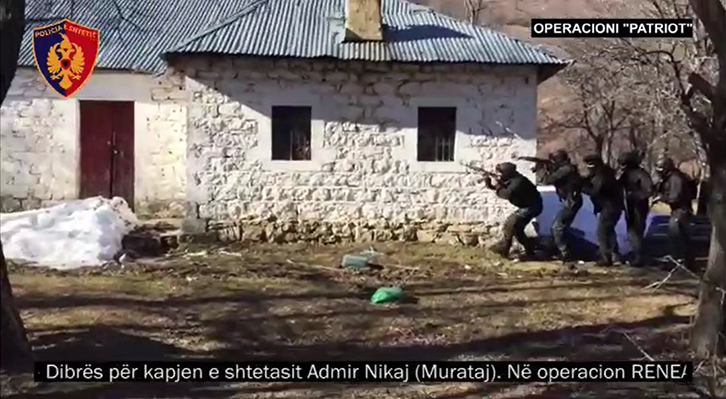 VIDEO/ Pamje nga operacioni në Dibër për kapjen e njërit prej grabitësve të 3.2 milionë dollarëve