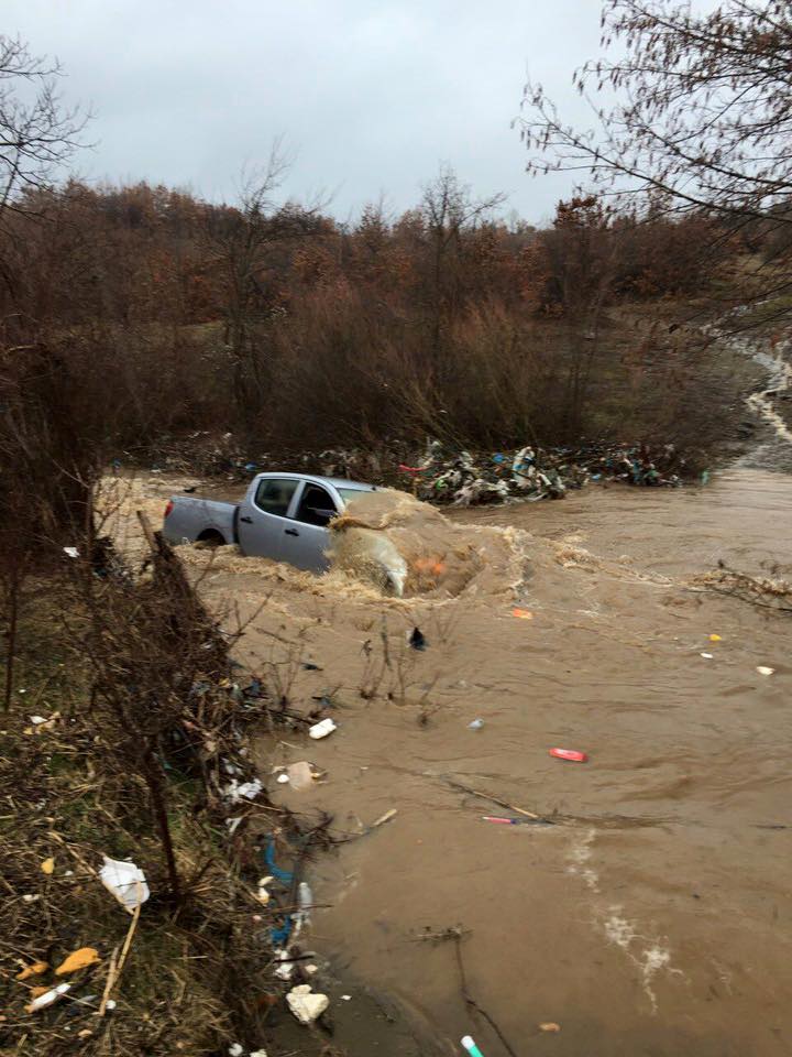 FOTO/ 3 punonjës të OSHEE rrezikojnë jetën