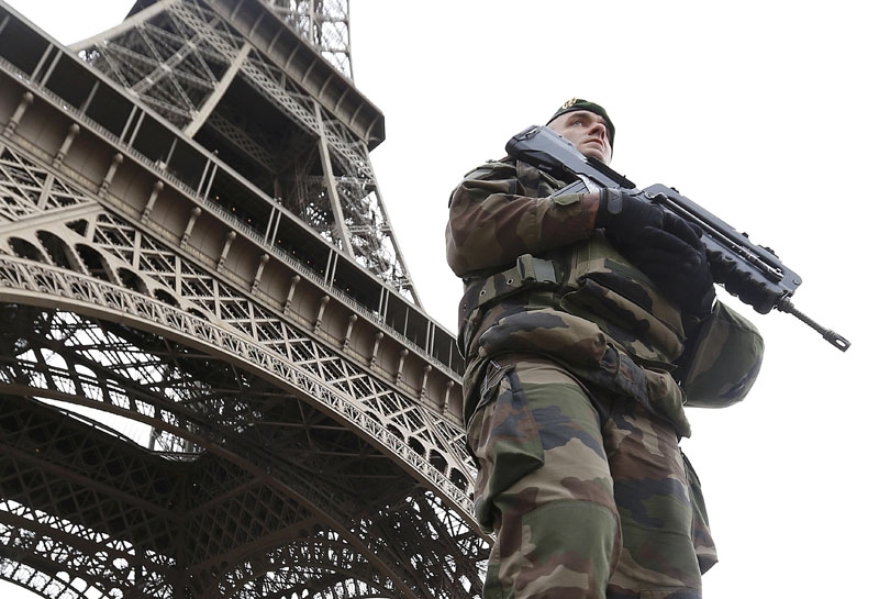 Papa për terrorin në Paris: Një copë e luftës së tretë botërore. Evakuim tek Kulla e Eifelit