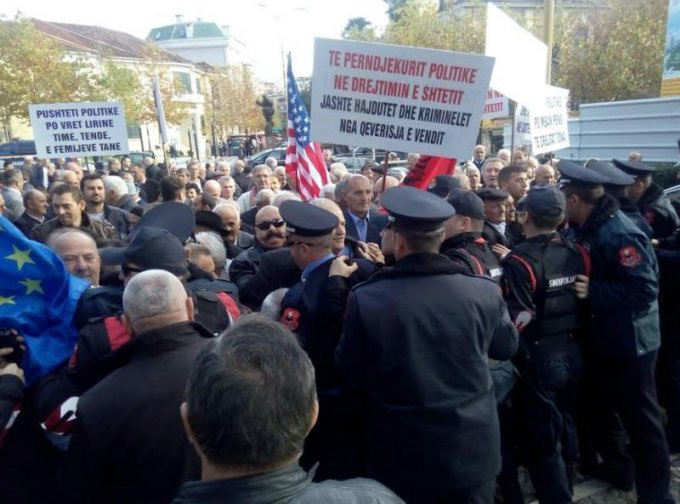 Të përndjekurit politikë tentojnë të hyjnë me forcë në Parlament