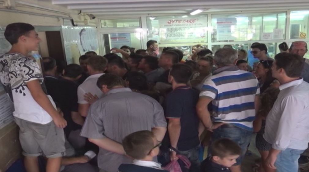 Shkodër, injorohet urdhri, zyrat e pasaportave mbyllur ditën e shtunë, fluks emigrantësh