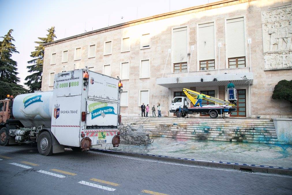 FOTO, PAS PROTESTËS/ Bashkia pastron dritaret e zyrës së Ramës