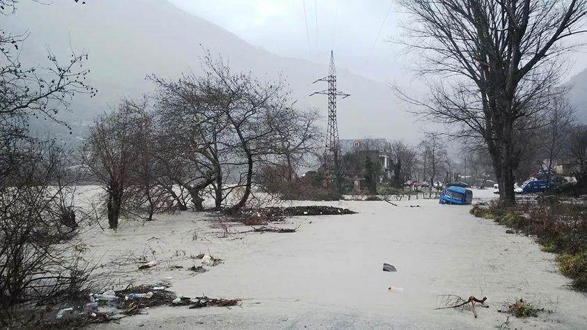 Banorët: Vërshimi i Lumit të Tiranës po na shkatërron shtëpitë