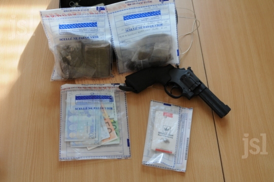 Durrës, arrestohet 26-vjeçari, kapet me pistoletë dhe kanabis