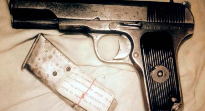 FOTO/ Pogradec, ju gjenden pistoletë dhe fishekë pa leje në banesë, në pranga dy vëllezër