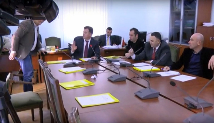 VIDEO/ Asllan Dogjani i kujton burgun, Pjerin Ndreut “i ikën truri”, braktis komisionin hetimor